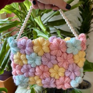 Geantă tip plic croșetată
“Rainbow Flowers”